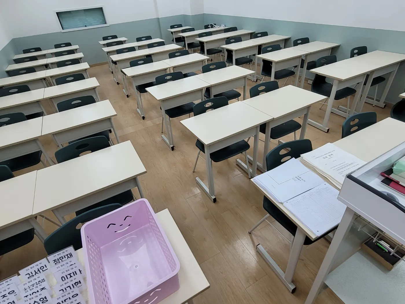 청양읍 학원청소 시공 현장 — 강의실 정리