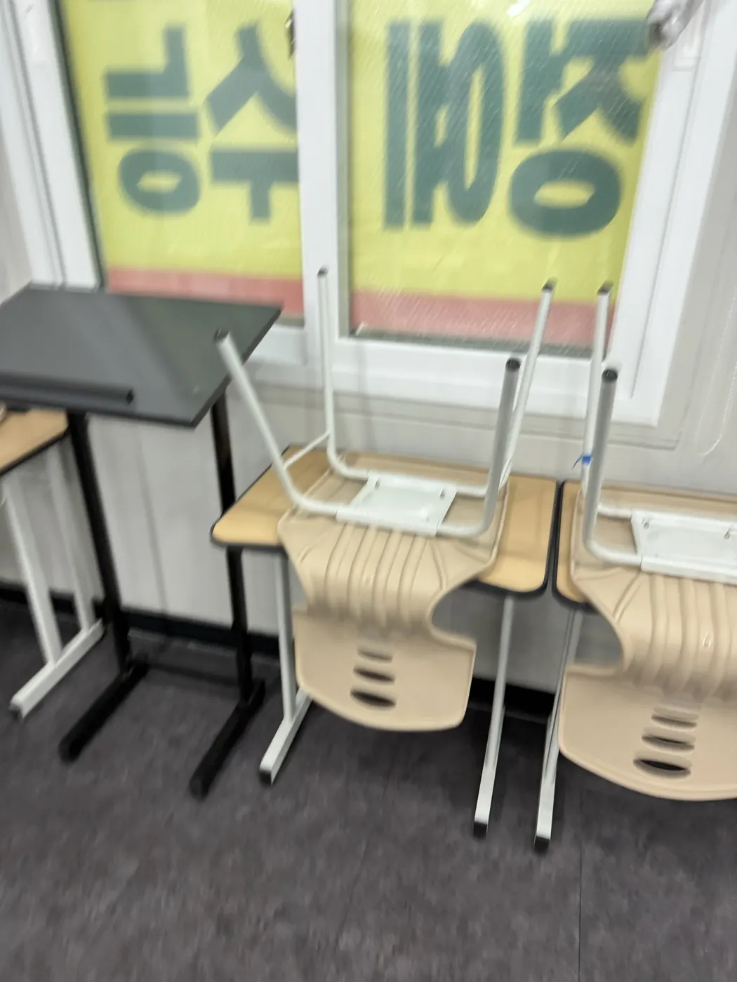 모종동 학원청소 시공 현장 — 좌석 사이 바닥