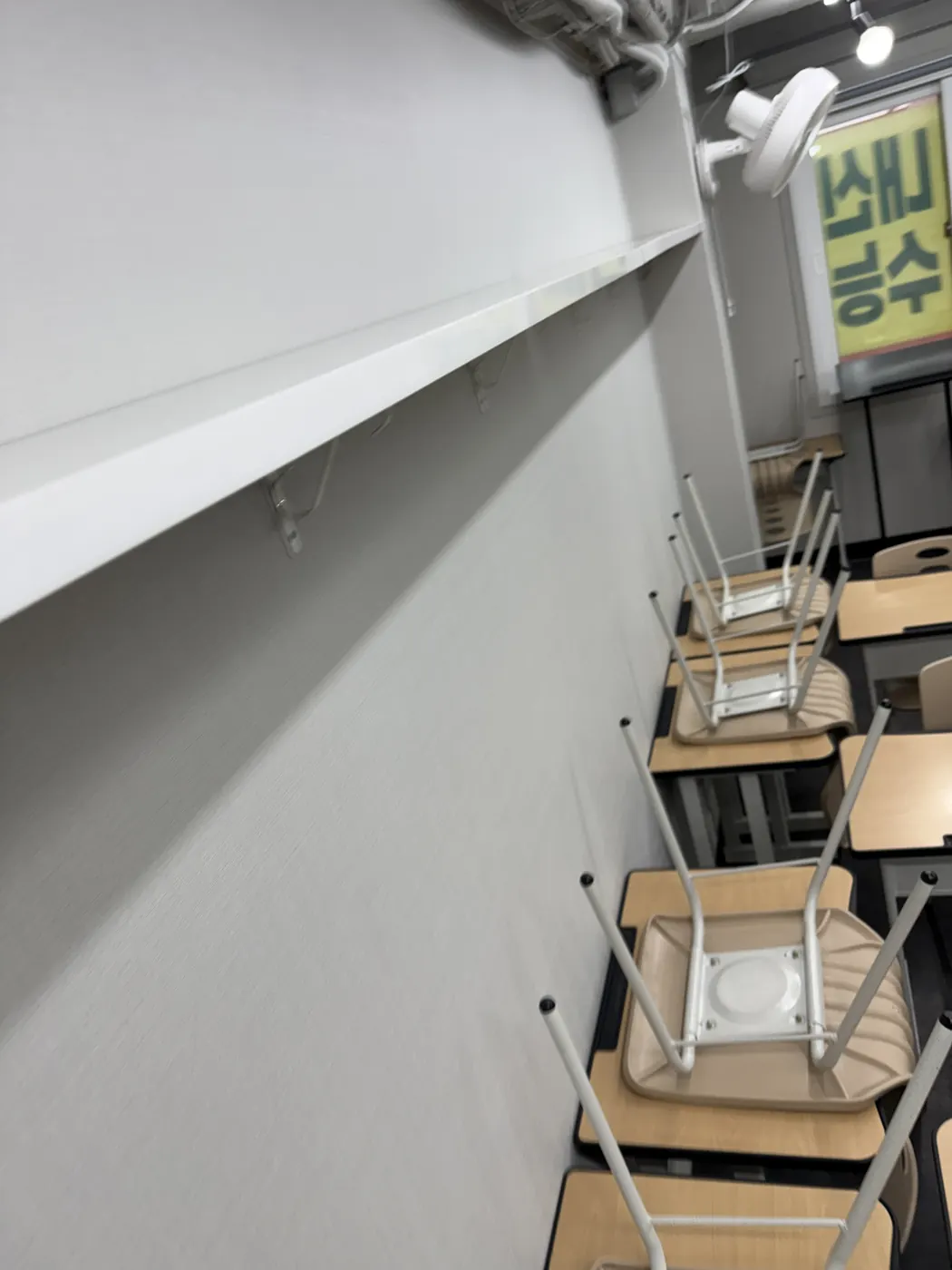 충청남도 학원청소 시공 현장 — 좌석 사이 바닥