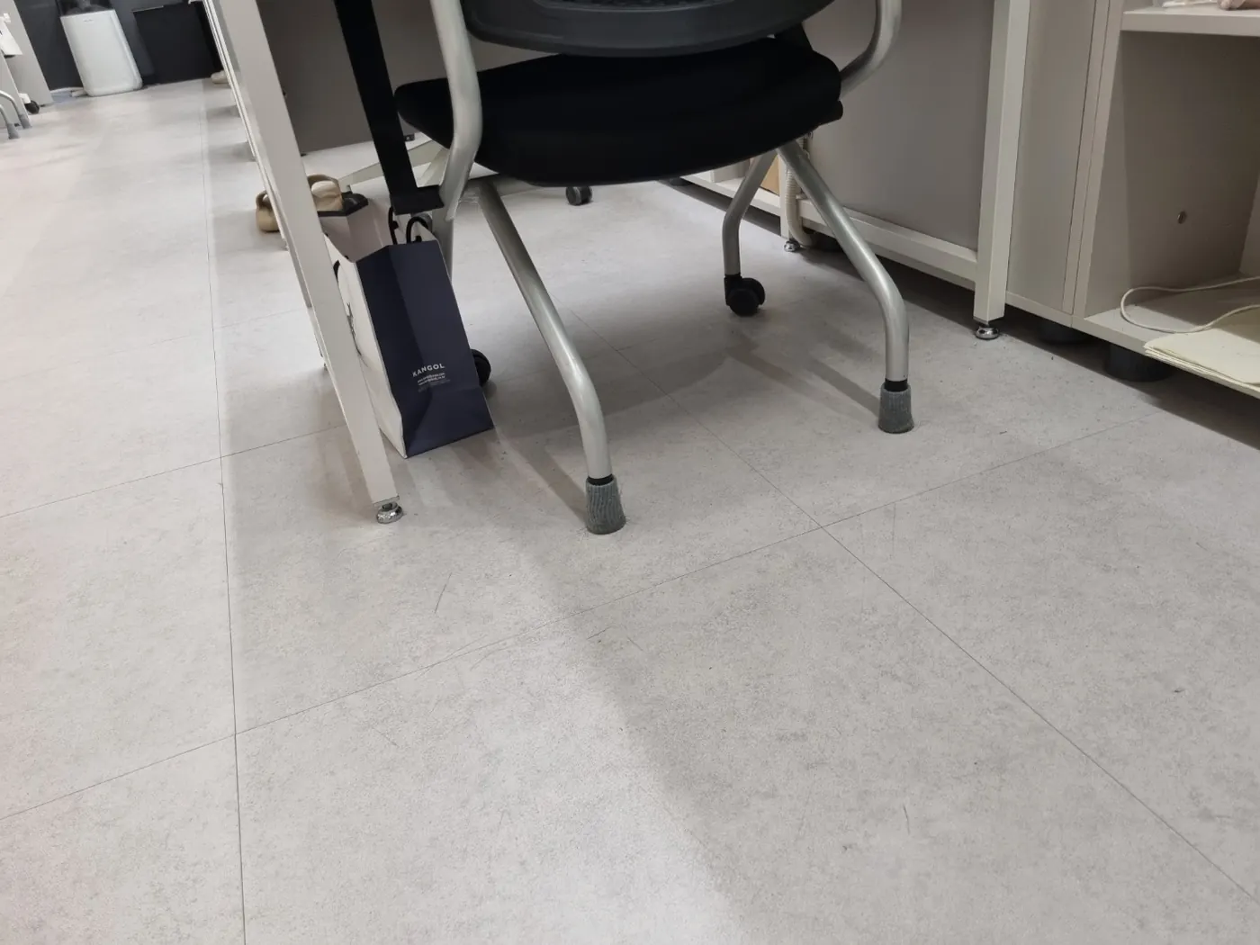논산시 학원청소 시공 현장 — 바닥 마감 상태