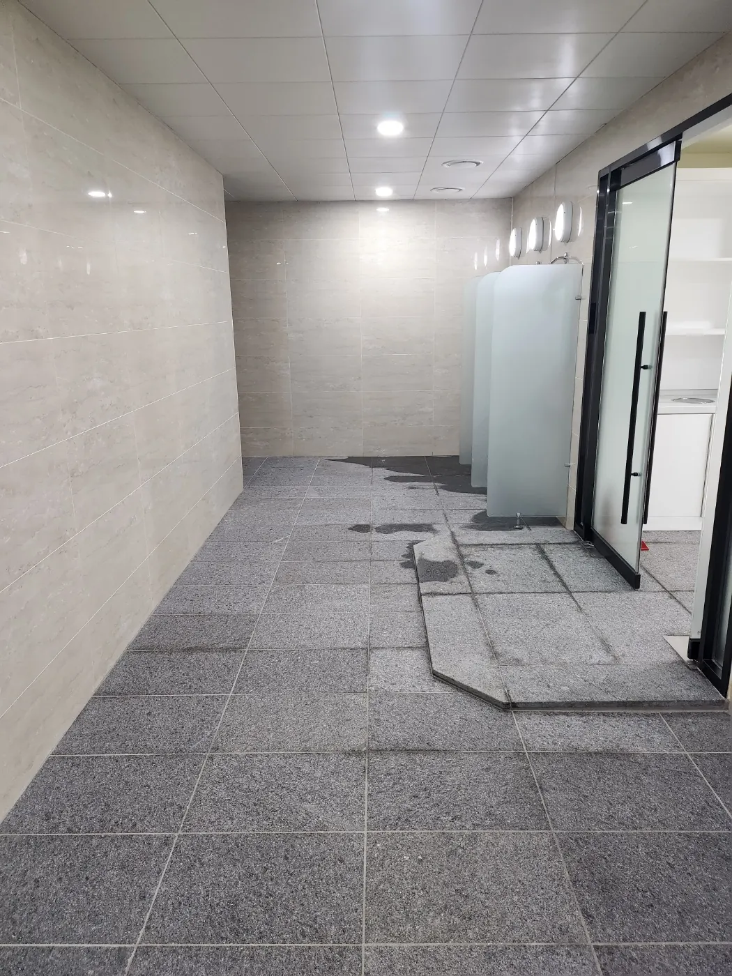 바닥 마감 상태 — 송악읍 목욕탕청소 현장