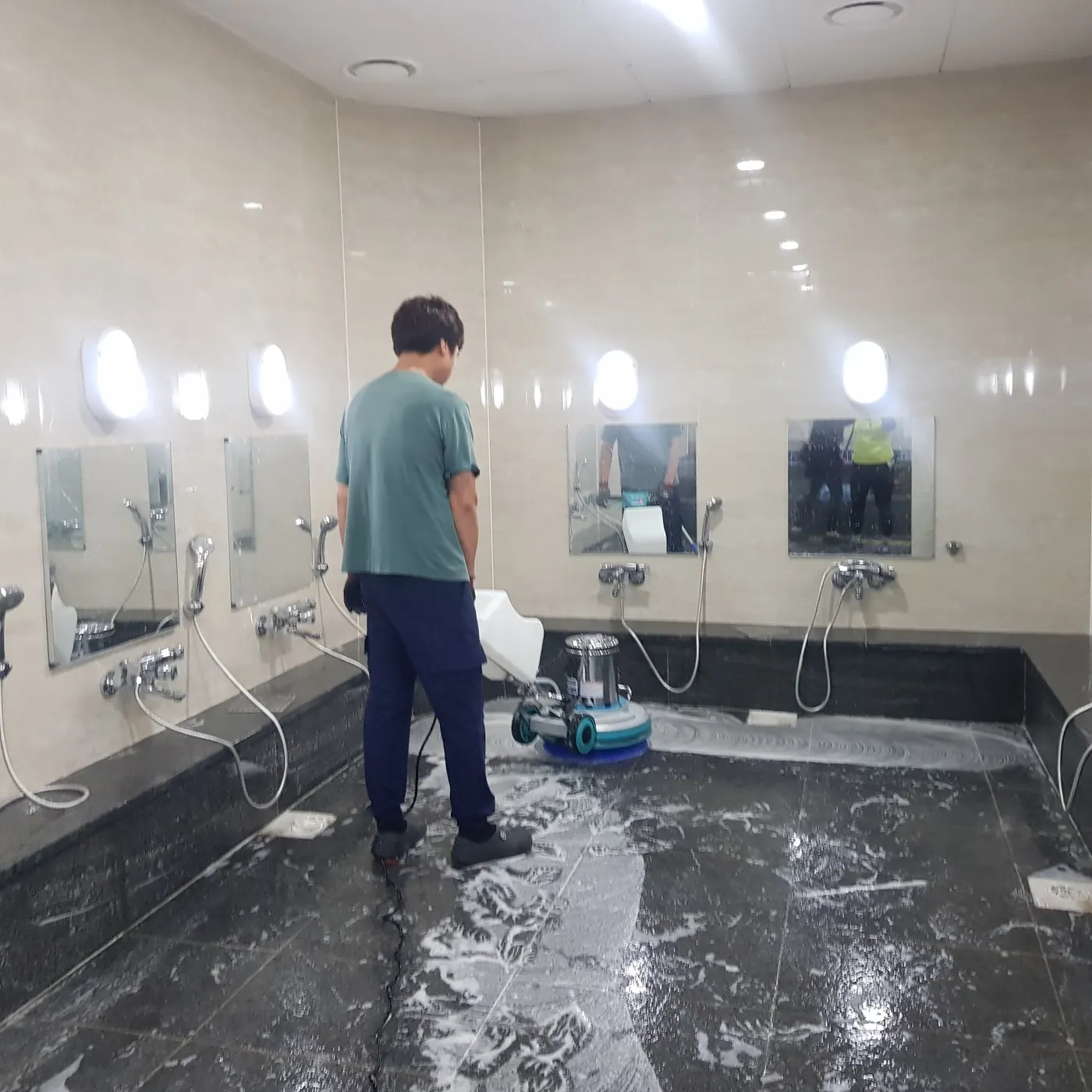 고압 세척 — 당진시 목욕탕청소 현장