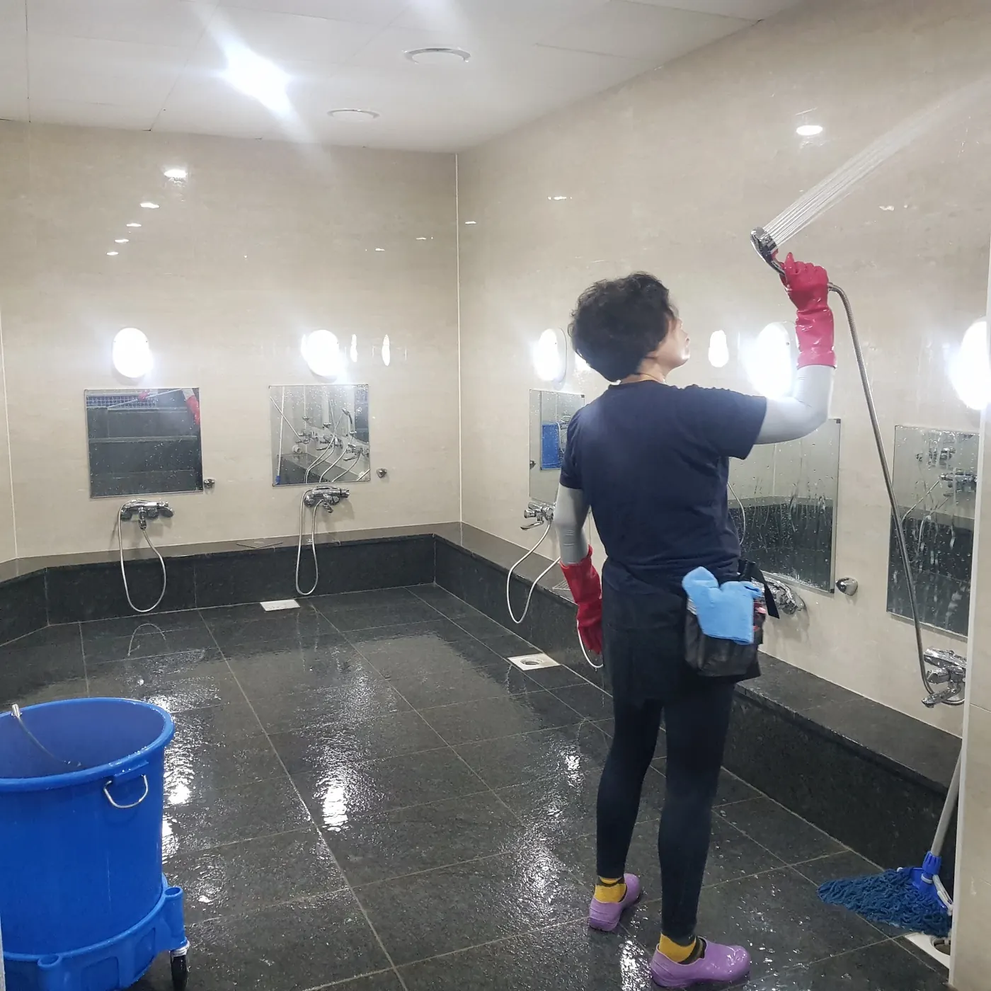 기계 세정 작업 — 서천군 목욕탕청소 현장