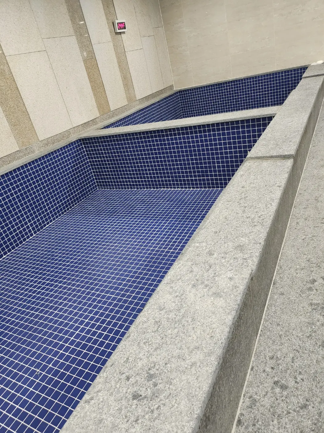 아산시 목욕탕청소 시공 현장 — 욕조 관리