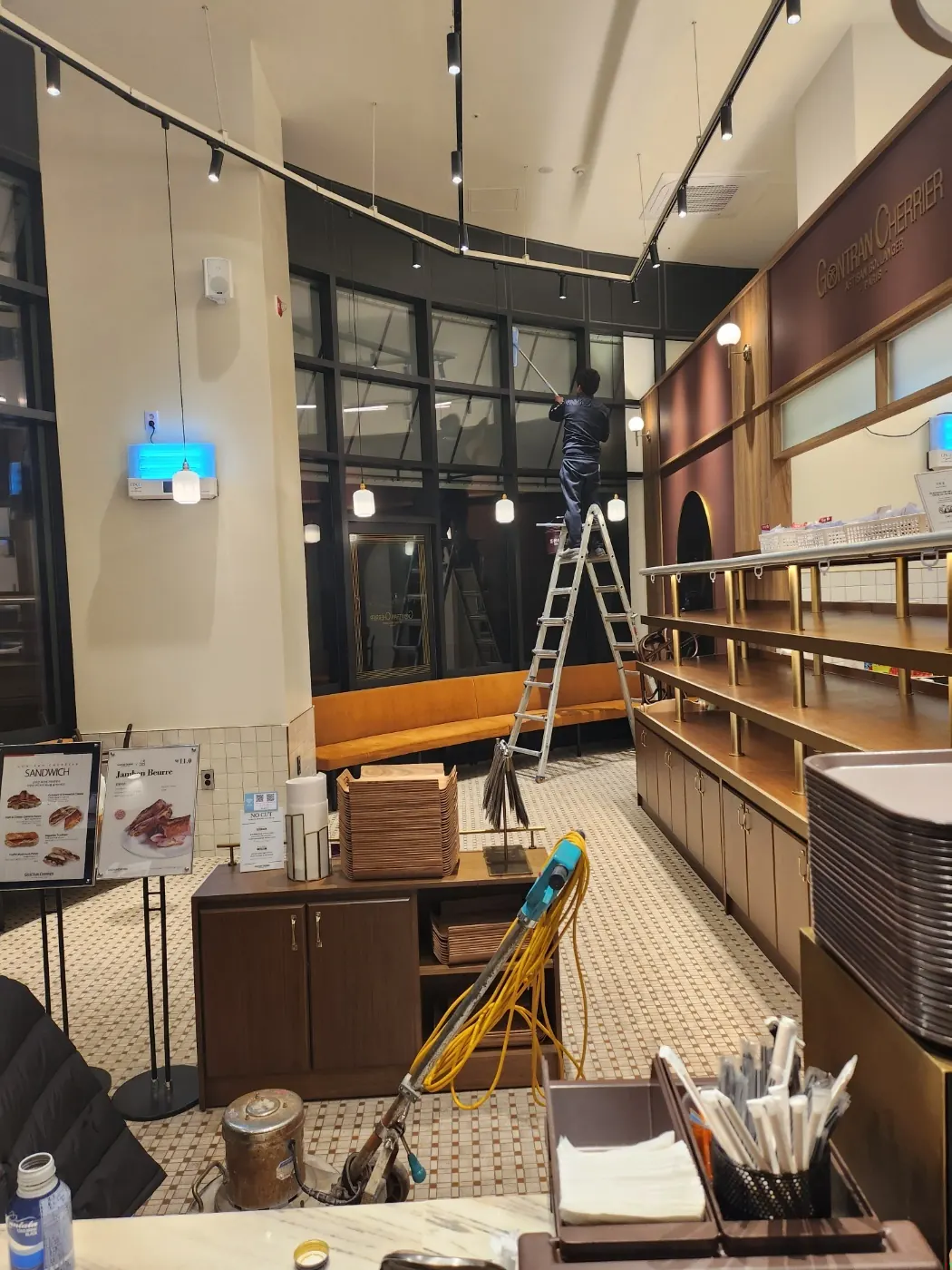 기계 세정 작업 — 보령시 카페청소 현장