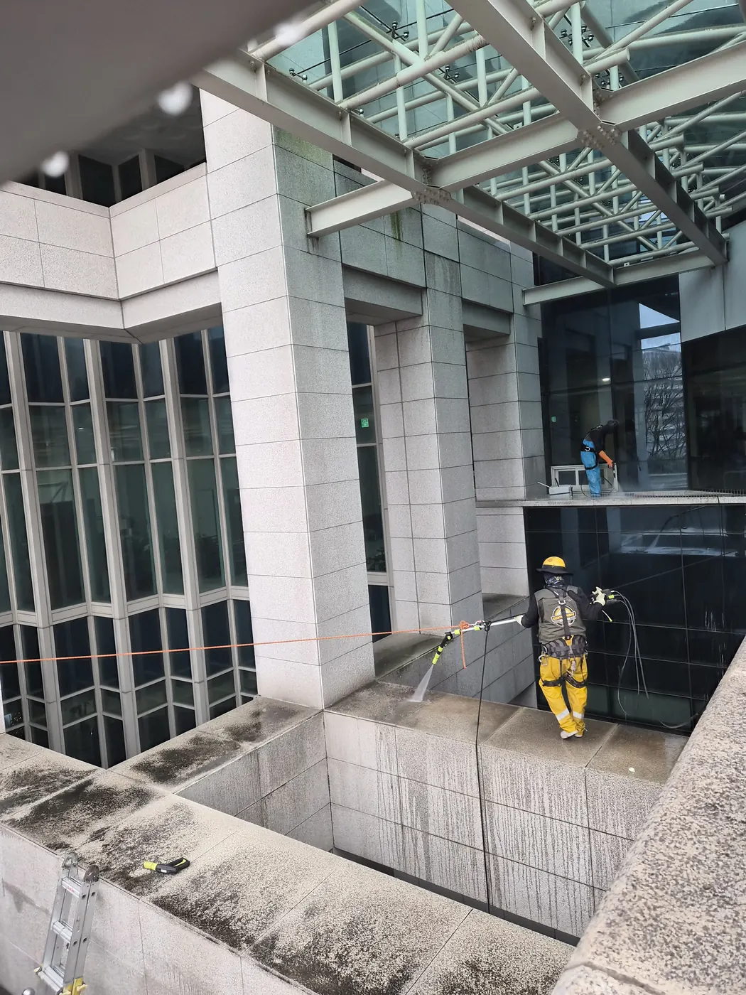 금산군 외벽청소 시공 현장 — 로프 작업