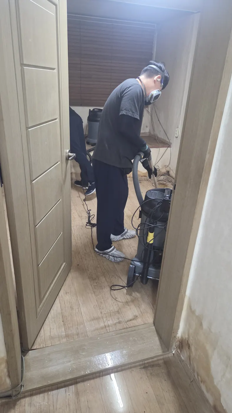 습식 진공 작업 — 아산시 침수청소 현장