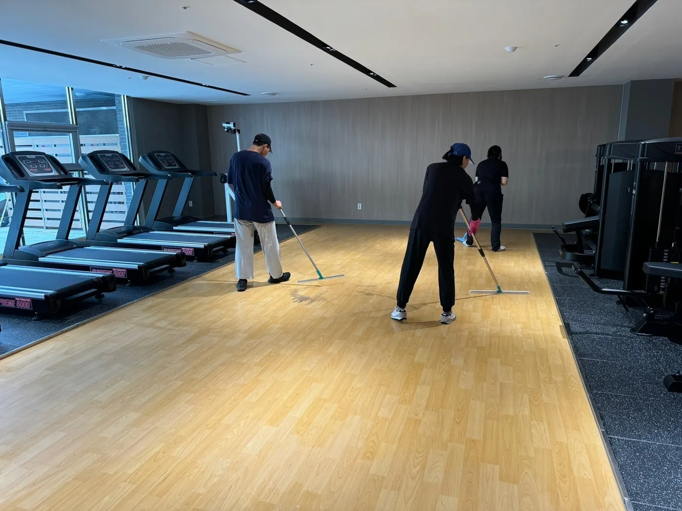 작업 진행 — 논산시 헬스장청소 현장