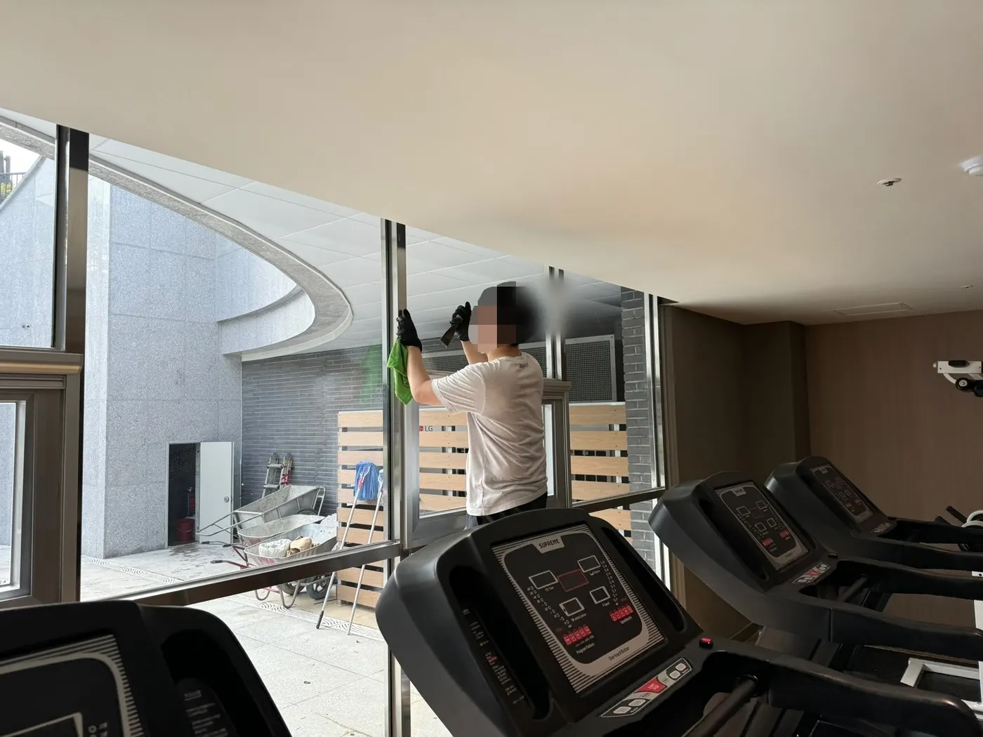 작업 진행 — 웅천읍 헬스장청소 현장