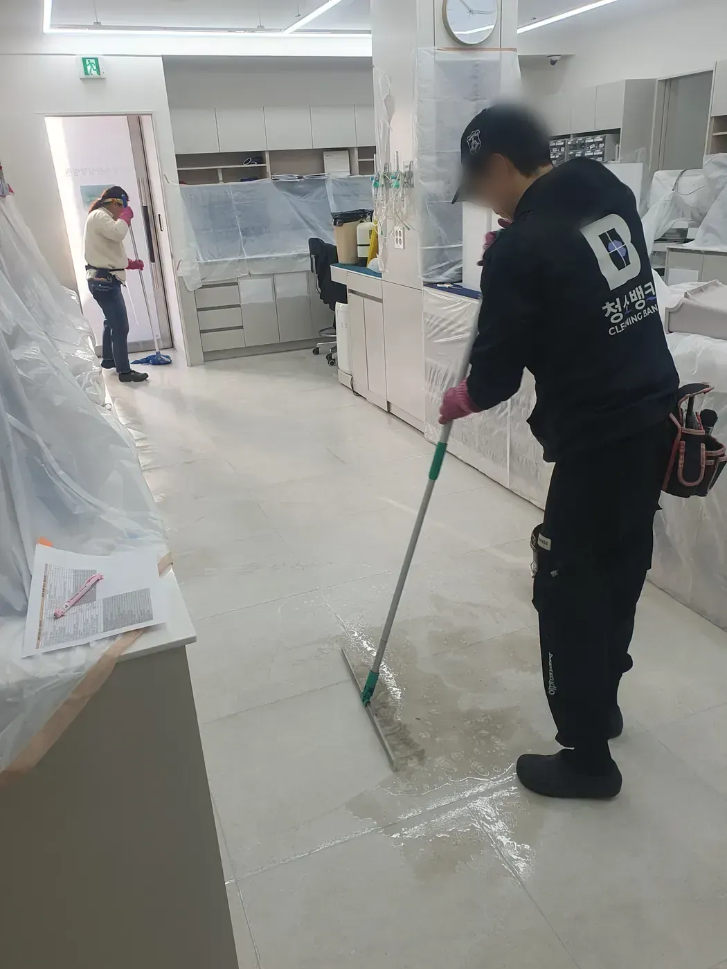 바닥 물걸레 마감 — 태안군 병원청소 현장