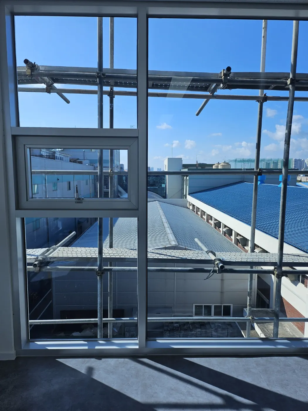 창호 마감 확인 — 서산시 준공청소 현장