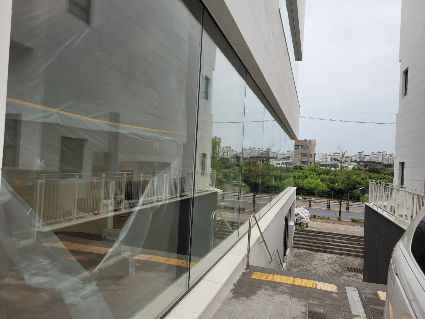 창호 마감 확인 — 진산면 준공청소 현장