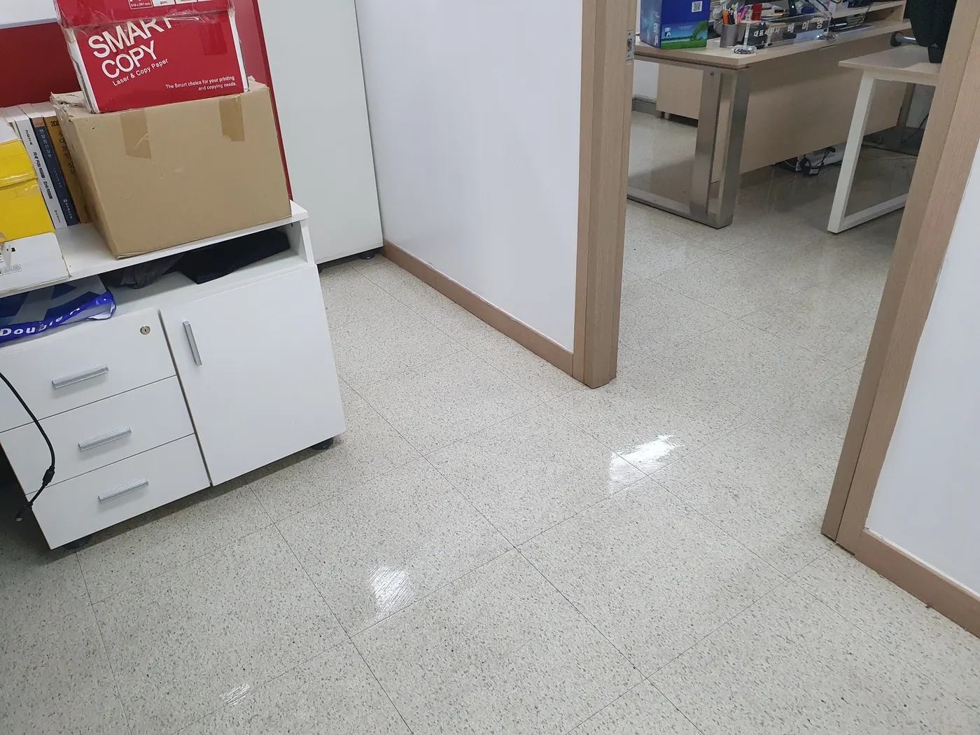 충청남도 사무실청소 시공 현장 — 복도 바닥 마감