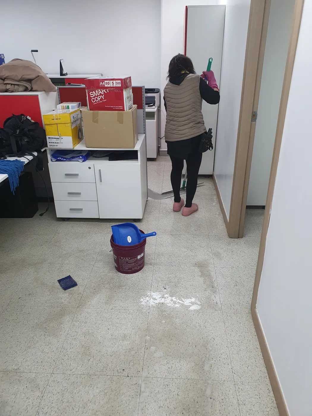 바닥 물걸레 마감 — 태안군 사무실청소 현장