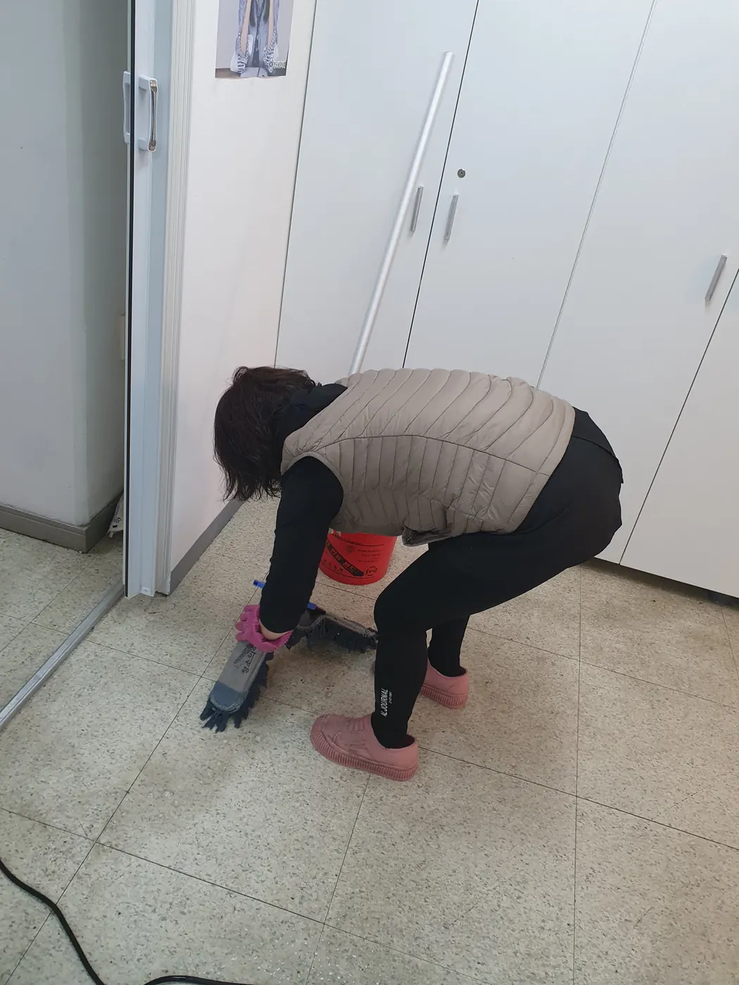 바닥 세정 진행 — 논산시 사무실청소 현장