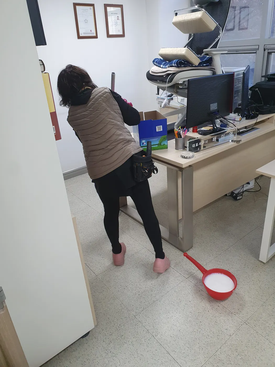 바닥 세정 진행 — 예산군 사무실청소 현장