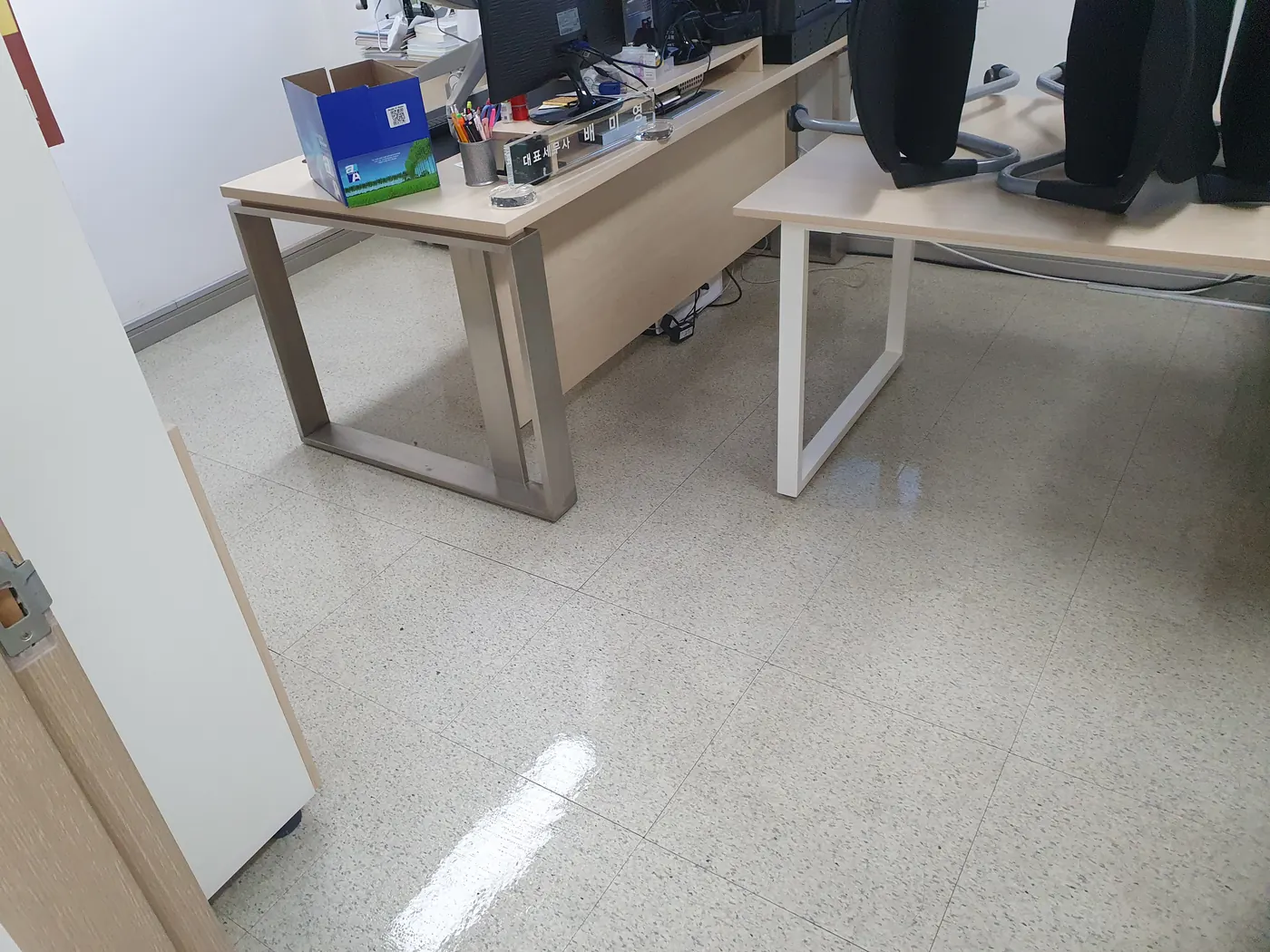 바닥 세정 진행 — 아산시 사무실청소 현장