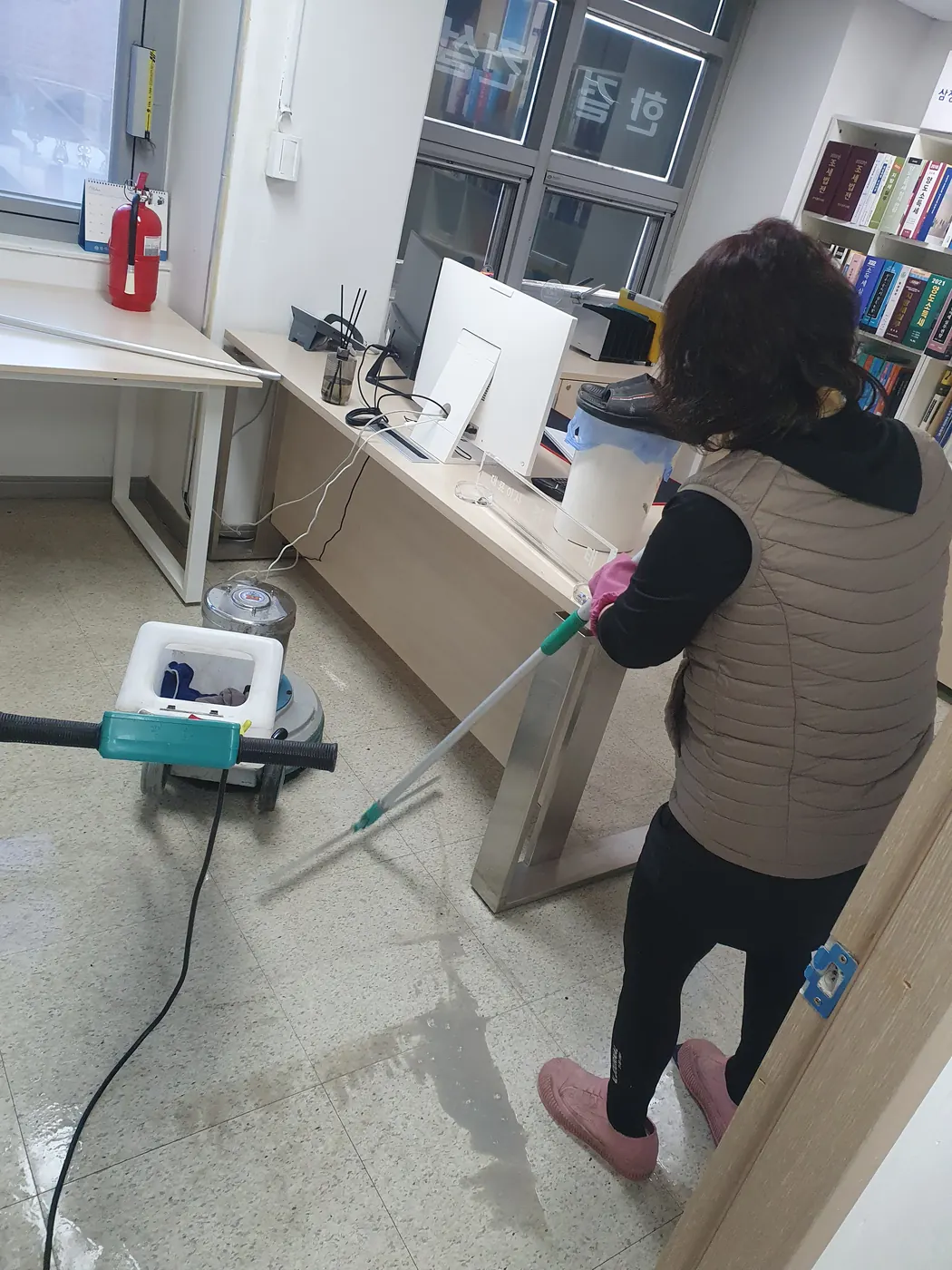 바닥 폴리셔 작업 — 아산시 사무실청소 현장
