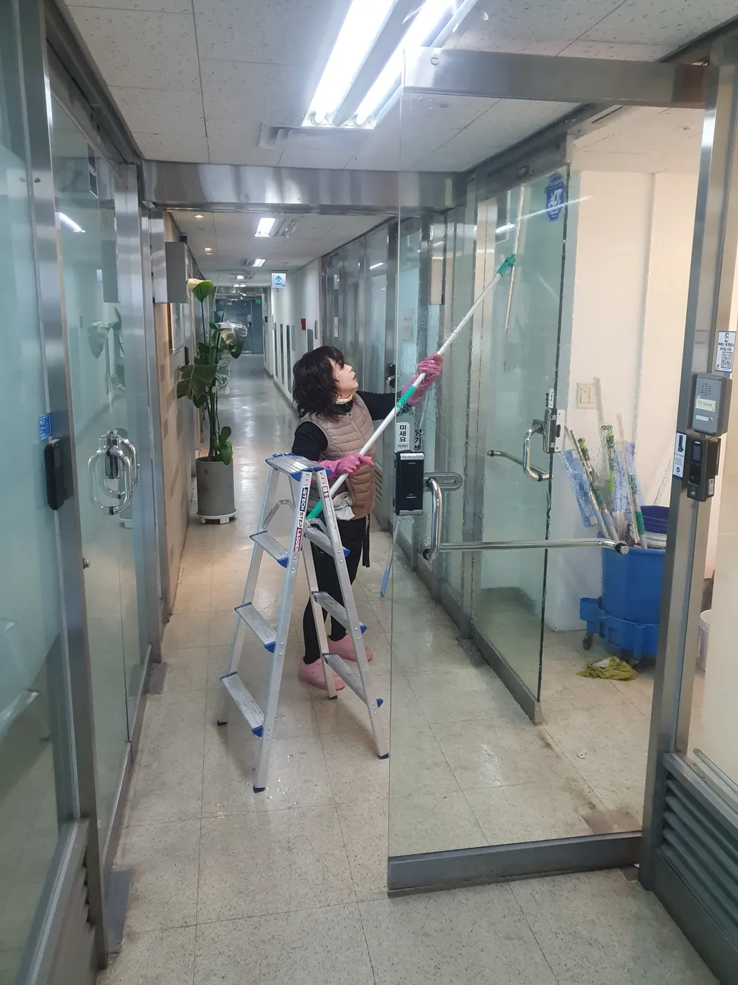 외부 유리 작업 — 서천읍 사무실청소 현장
