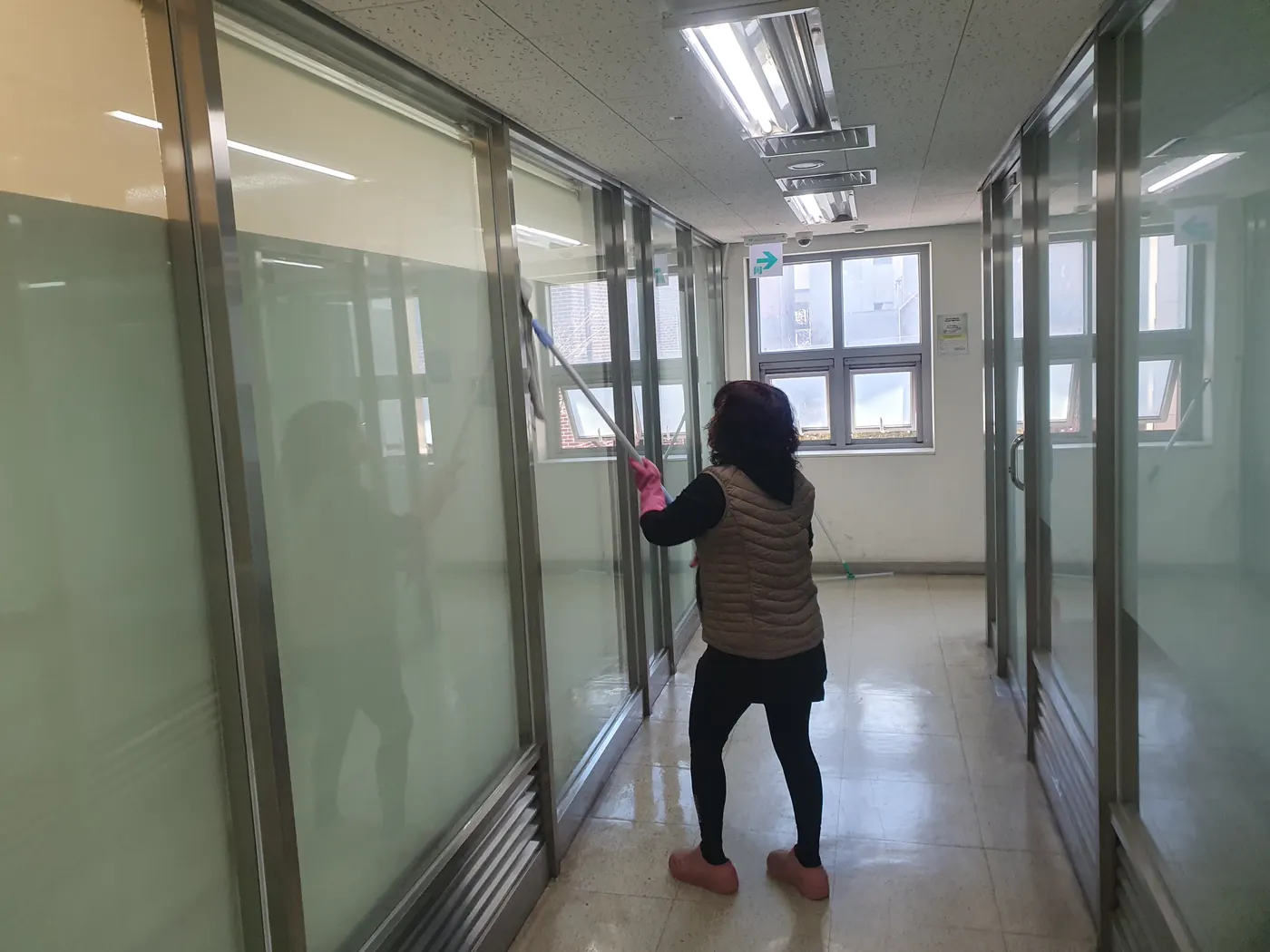 창호 청소 — 사기소동 사무실청소 현장