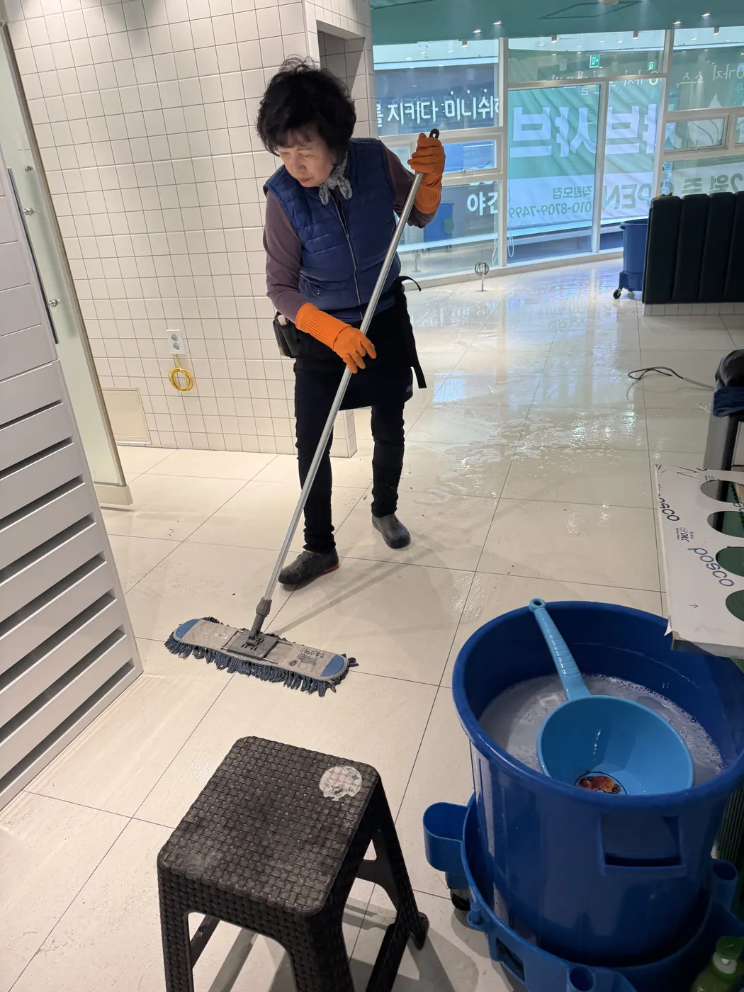 취암동 식당청소 시공 현장 — 주방 바닥 세정