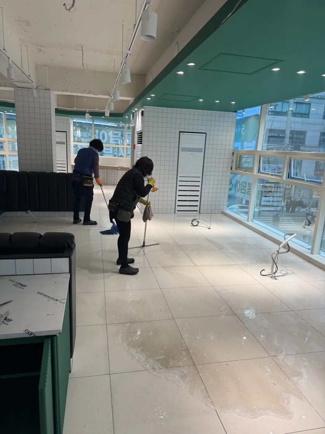 봉명동 식당청소 시공 현장 — 바닥 마감 상태