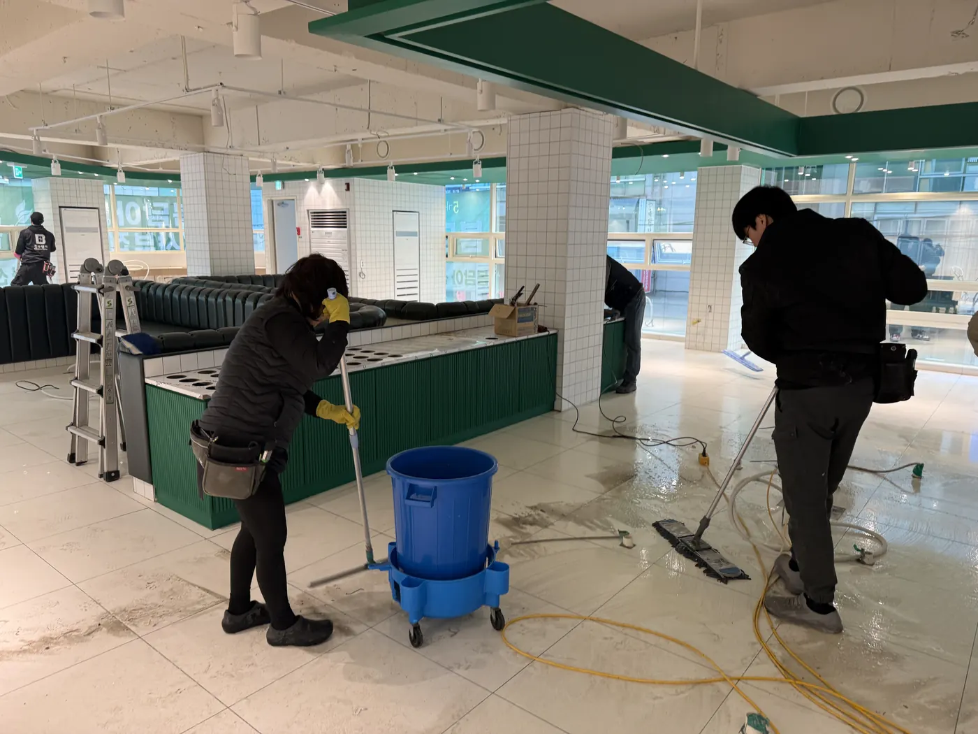 대치면 식당청소 시공 현장 — 바닥 마감 상태