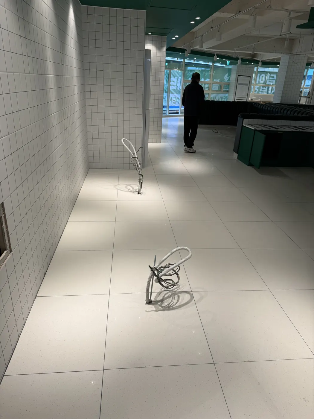 아산시 식당청소 시공 현장 — 주방 바닥 세정