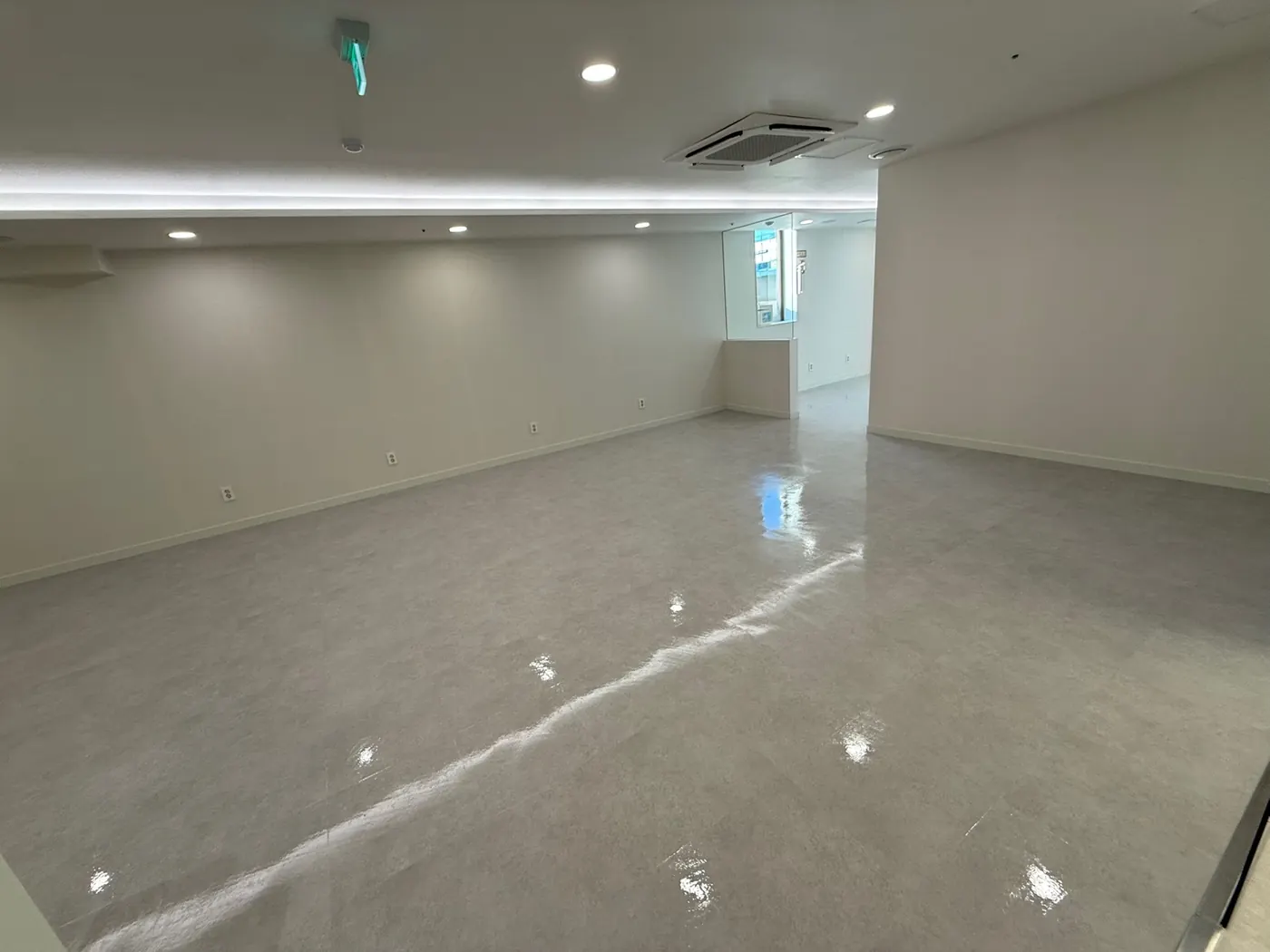 바닥 마감 상태 — 청양군 상가청소 현장