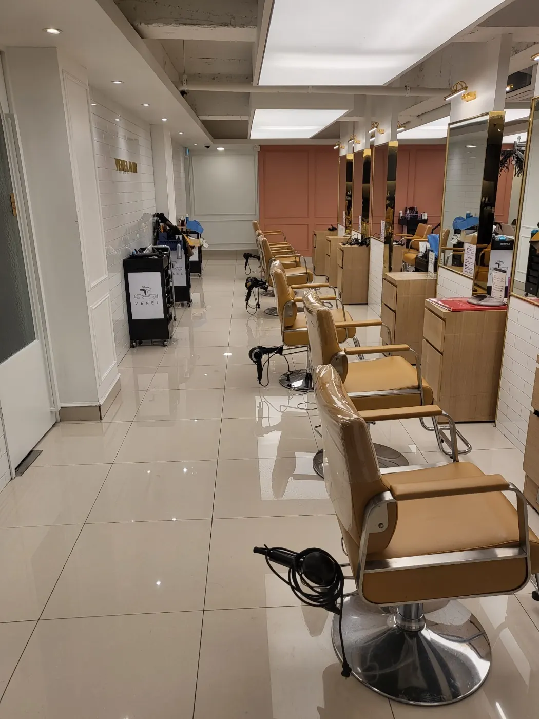 아산시 미용실청소 시공 현장 — 거울·집기 관리