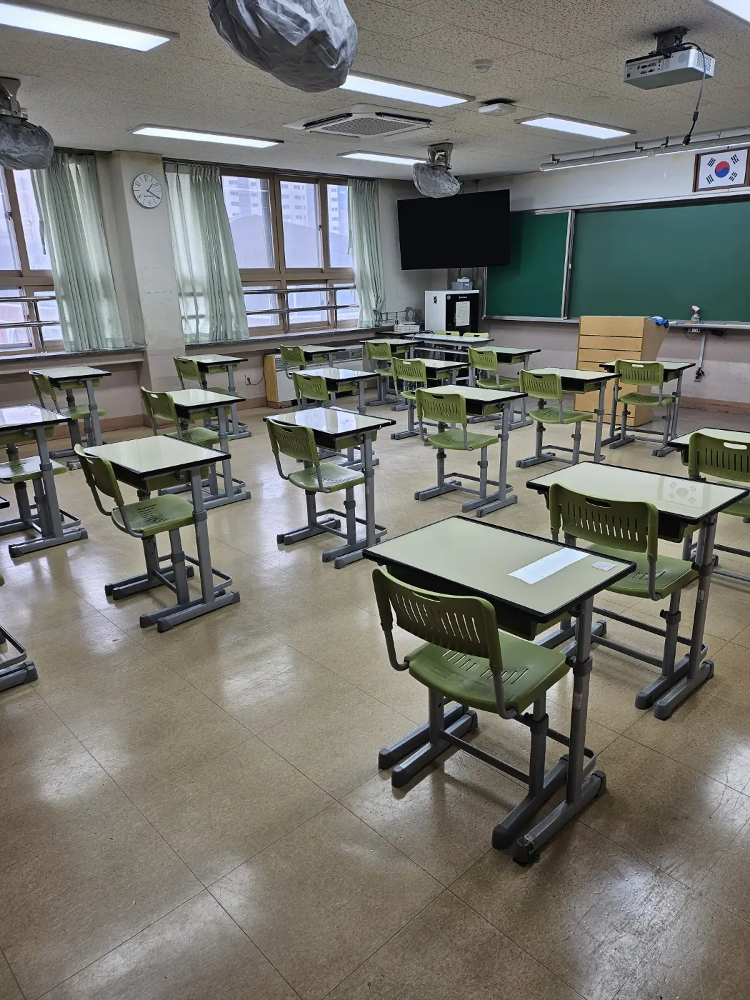 서천군 학교청소 시공 현장 — 교실 정리