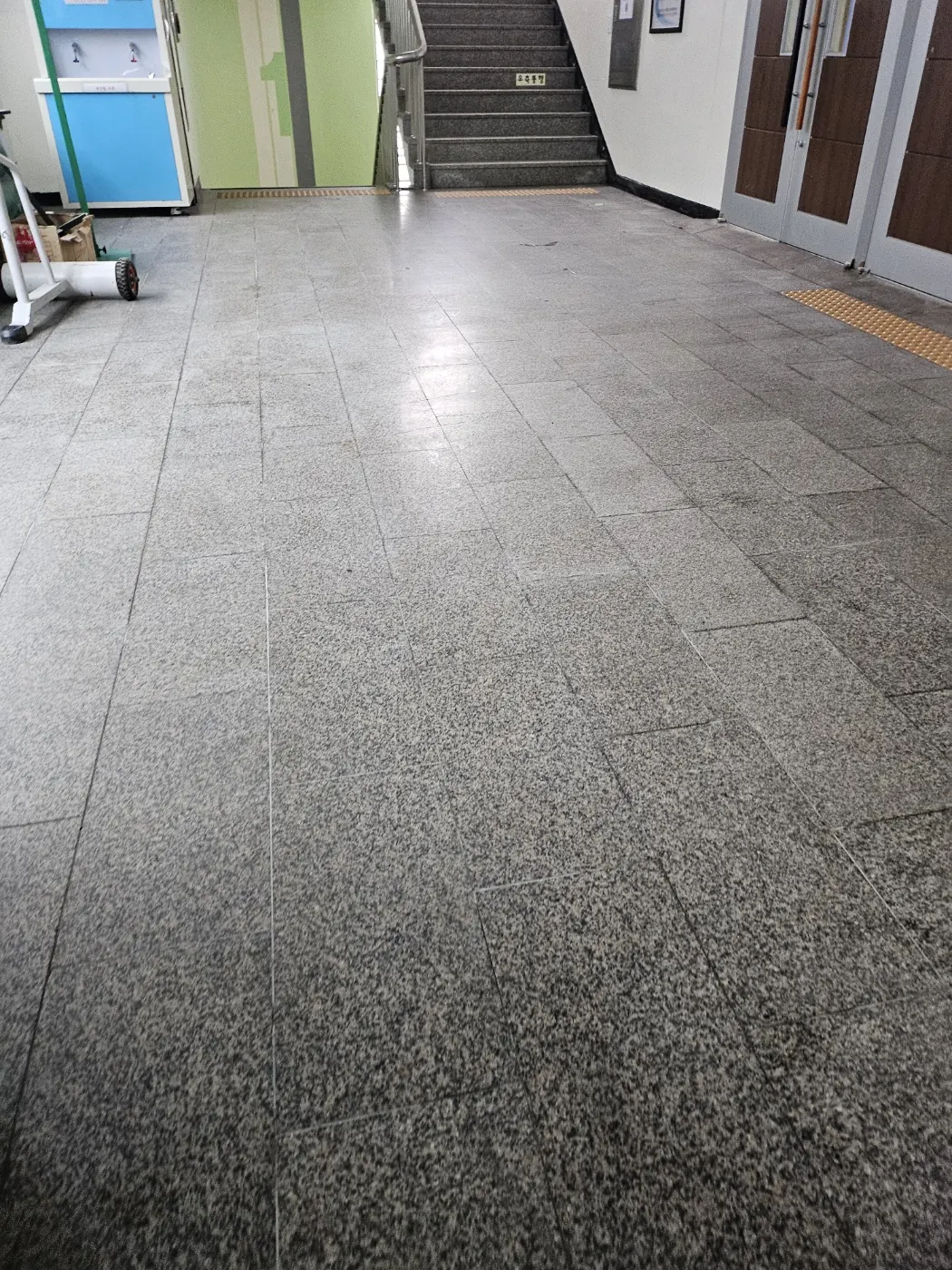 당진시 학교청소 시공 현장 — 통로 정리
