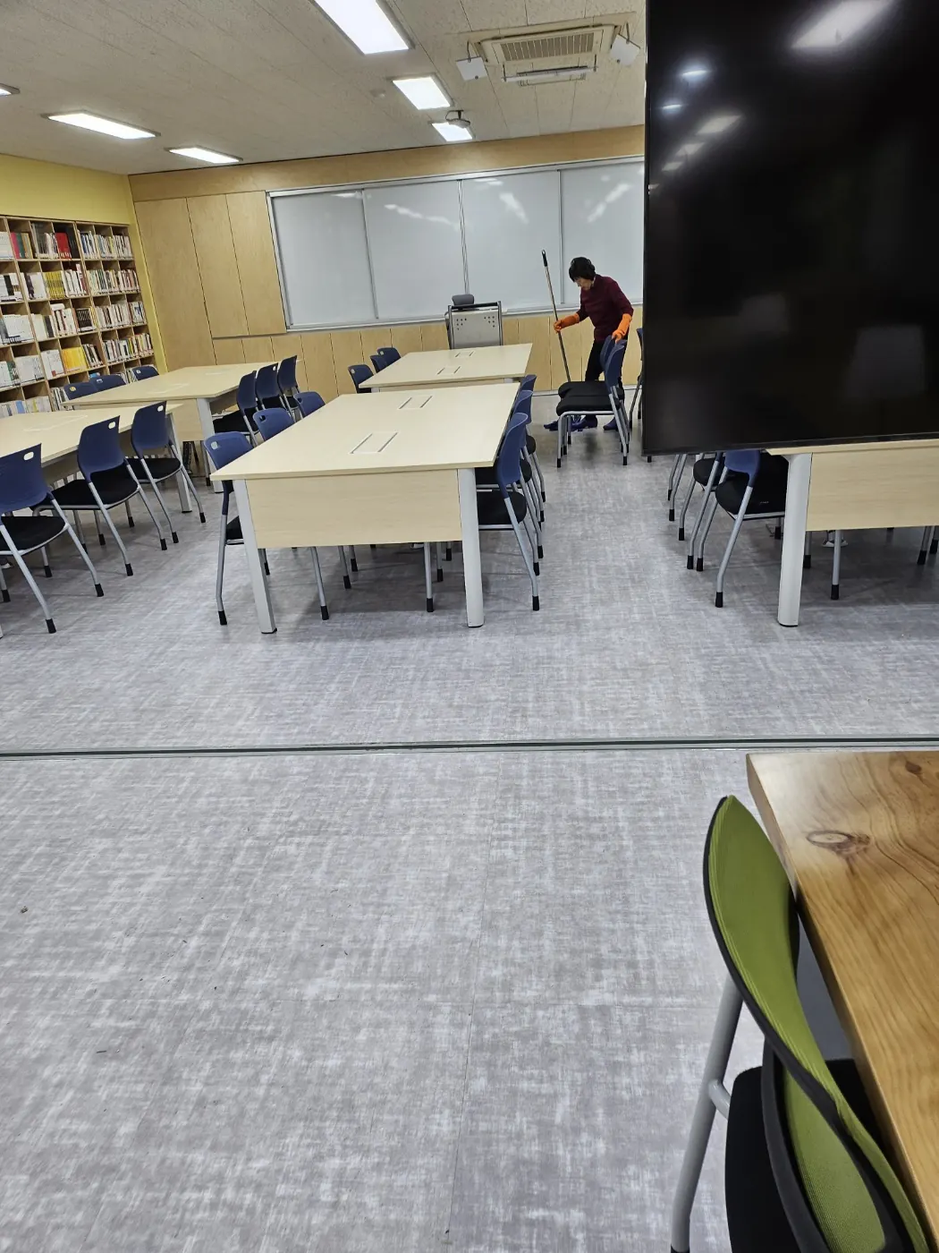 도서관 정리 — 보령시 학교청소 현장