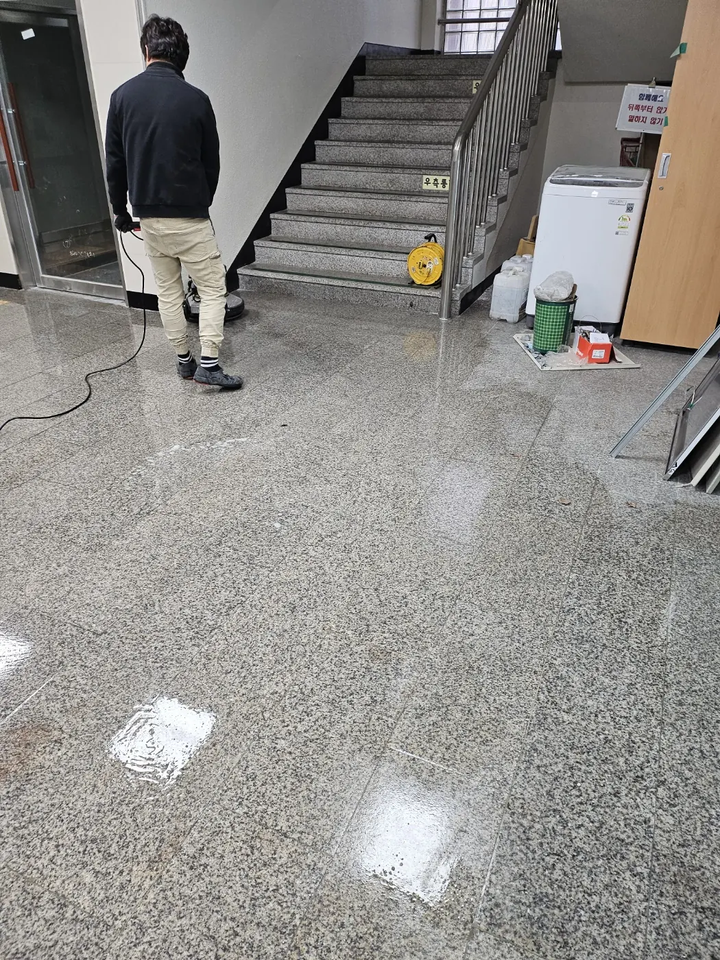 바닥 기계 세정 — 아산시 학교청소 현장
