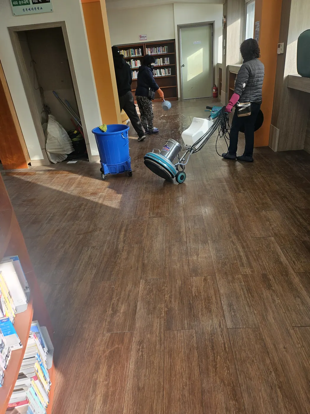 바닥 기계 세정 — 당진시 학교청소 현장