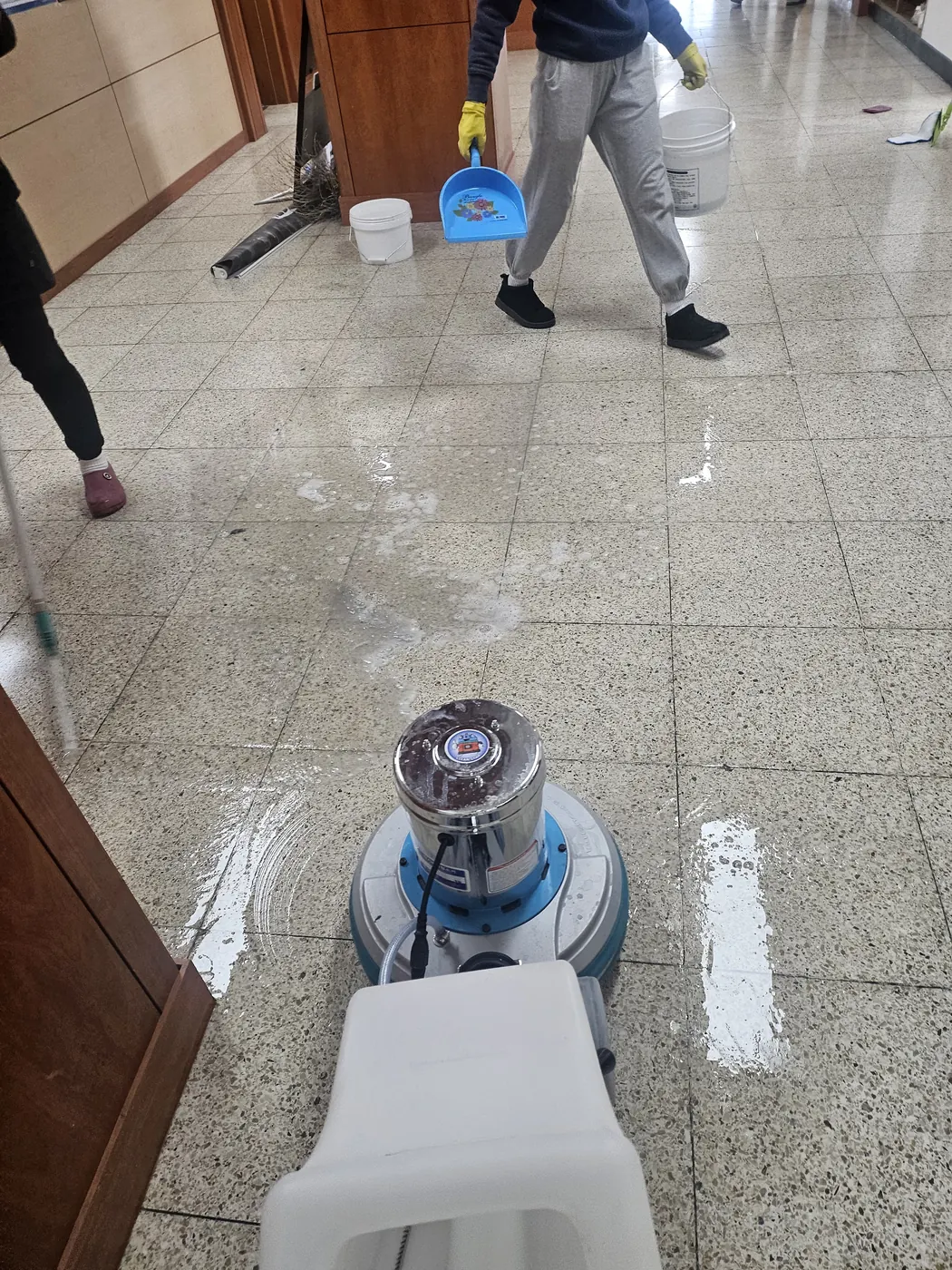 바닥 기계 세정 — 좌부동 학교청소 현장