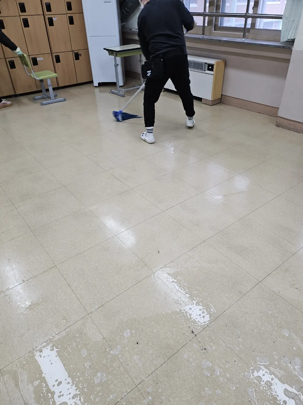 바닥 물걸레 마감 — 계룡시 학교청소 현장