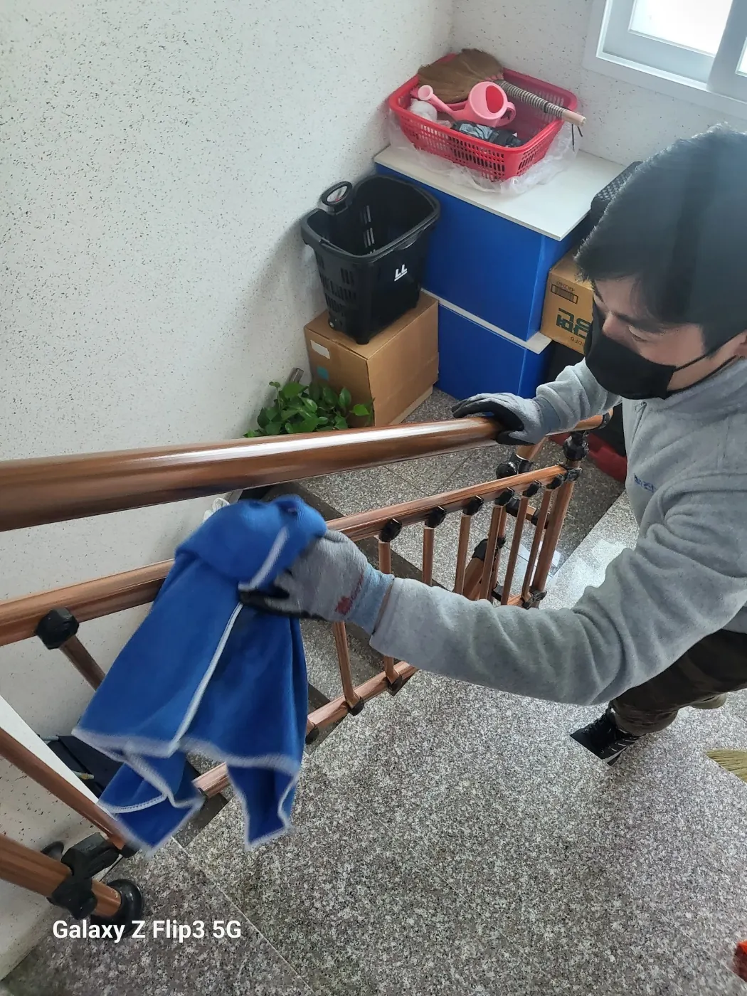 서천군 계단청소 시공 현장 — 계단 바닥 정리
